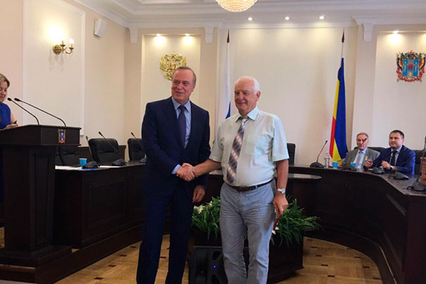 Вручение директору ООО НПП «ЭКОФЕС» Фесенко Л.Н. памятного знака 